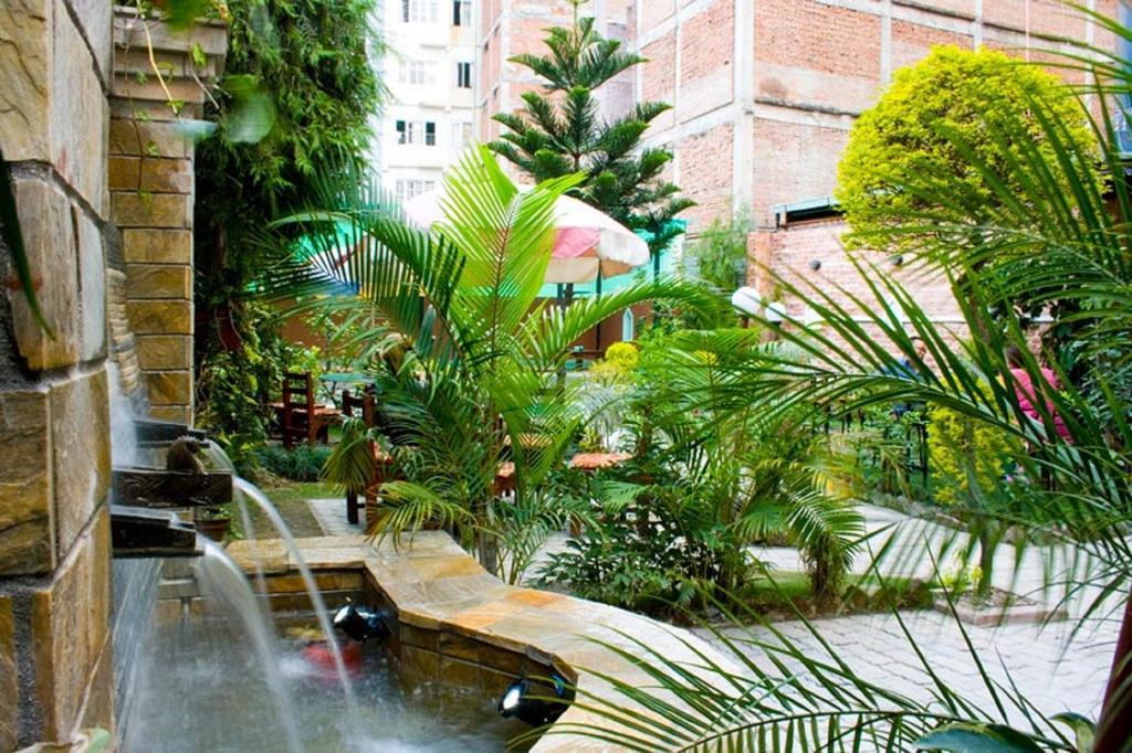 Hotel Florid Kathmandu Bagian luar foto
